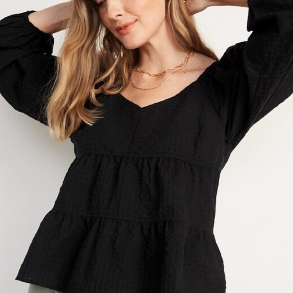 Old Navy Black Tiered Seersucker Puff Sleeve Vneck Top in Size L